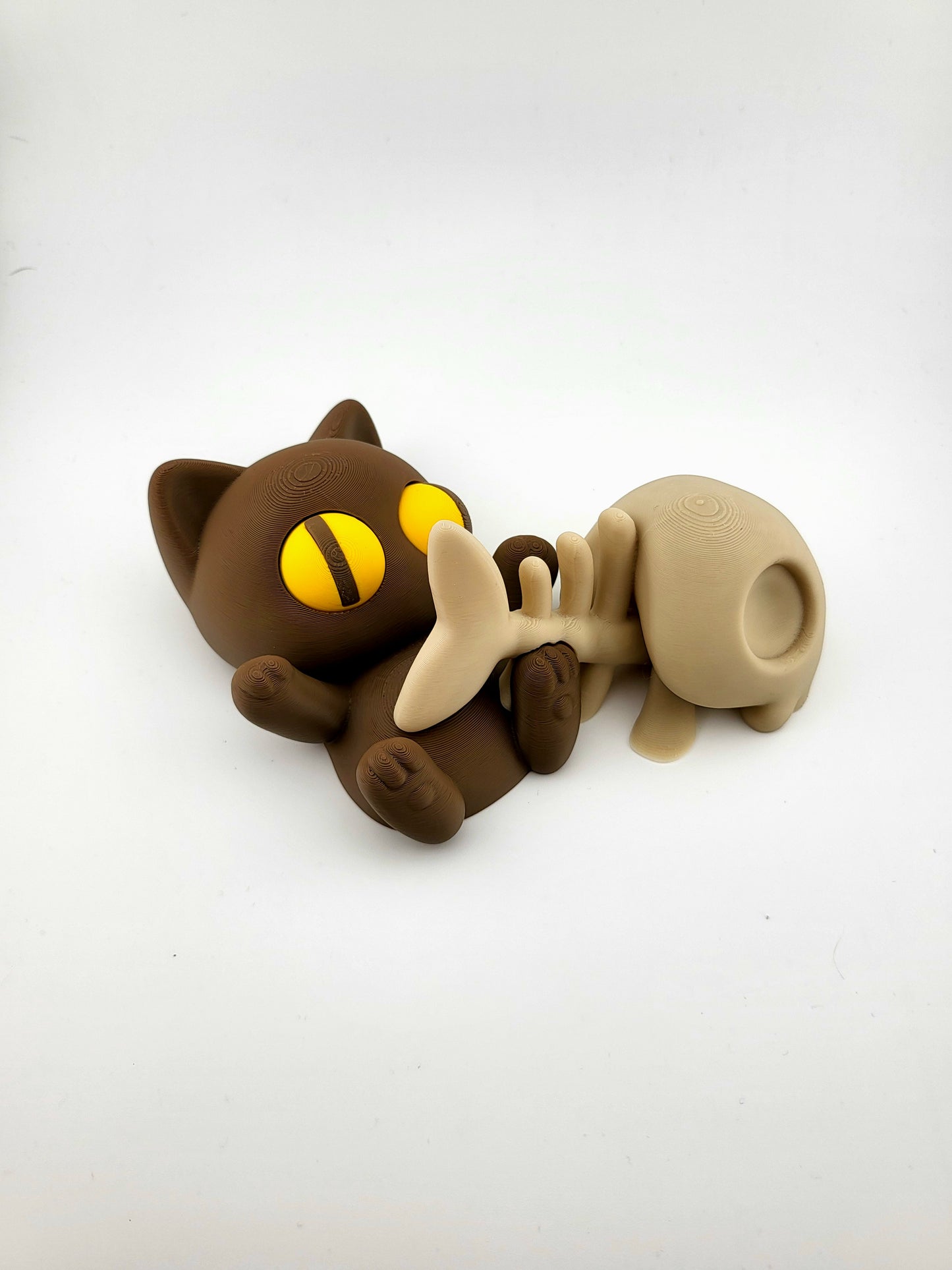 Liegende Katze mit Fischgrete