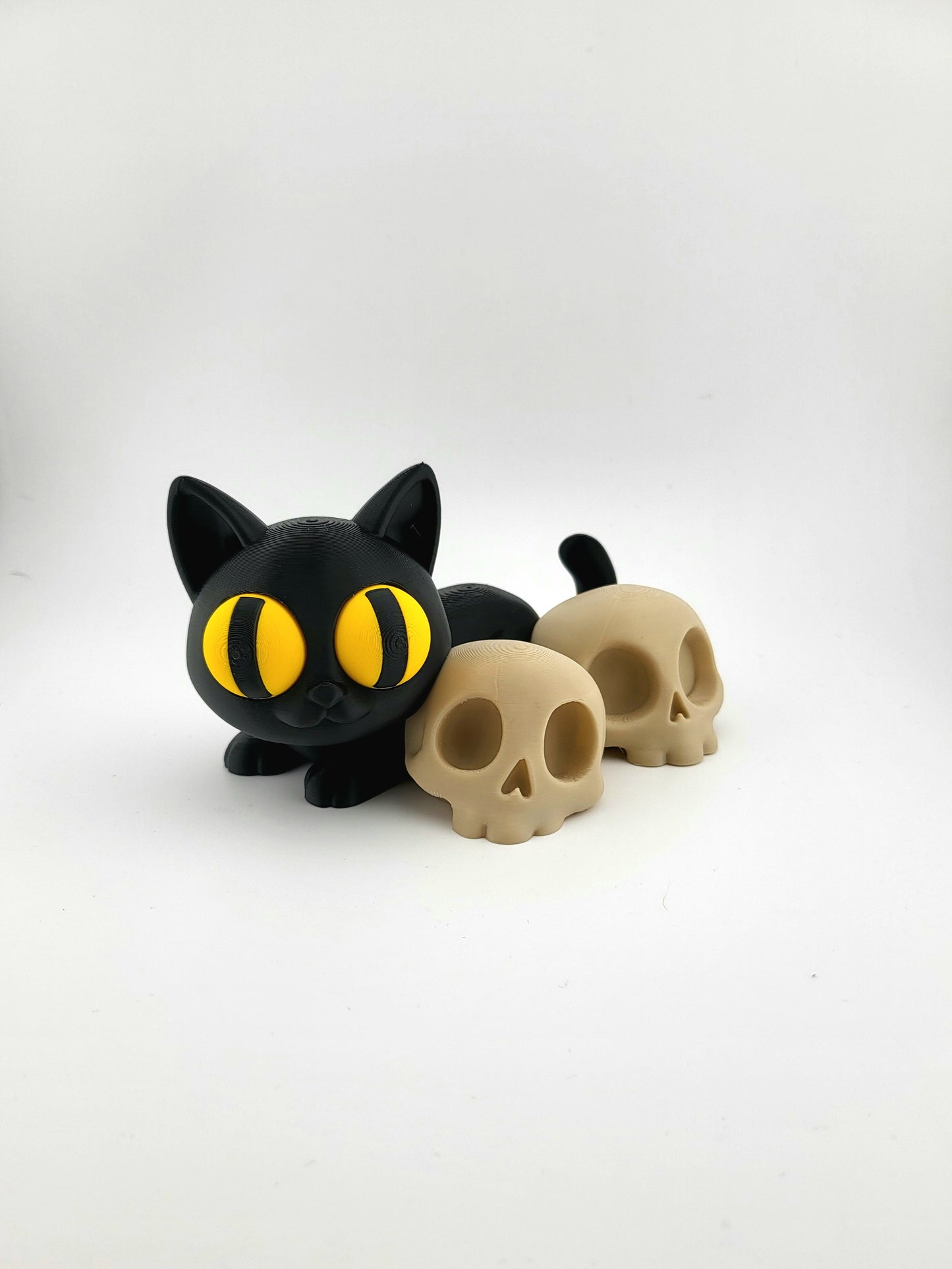 Katze mit Totenköpfen