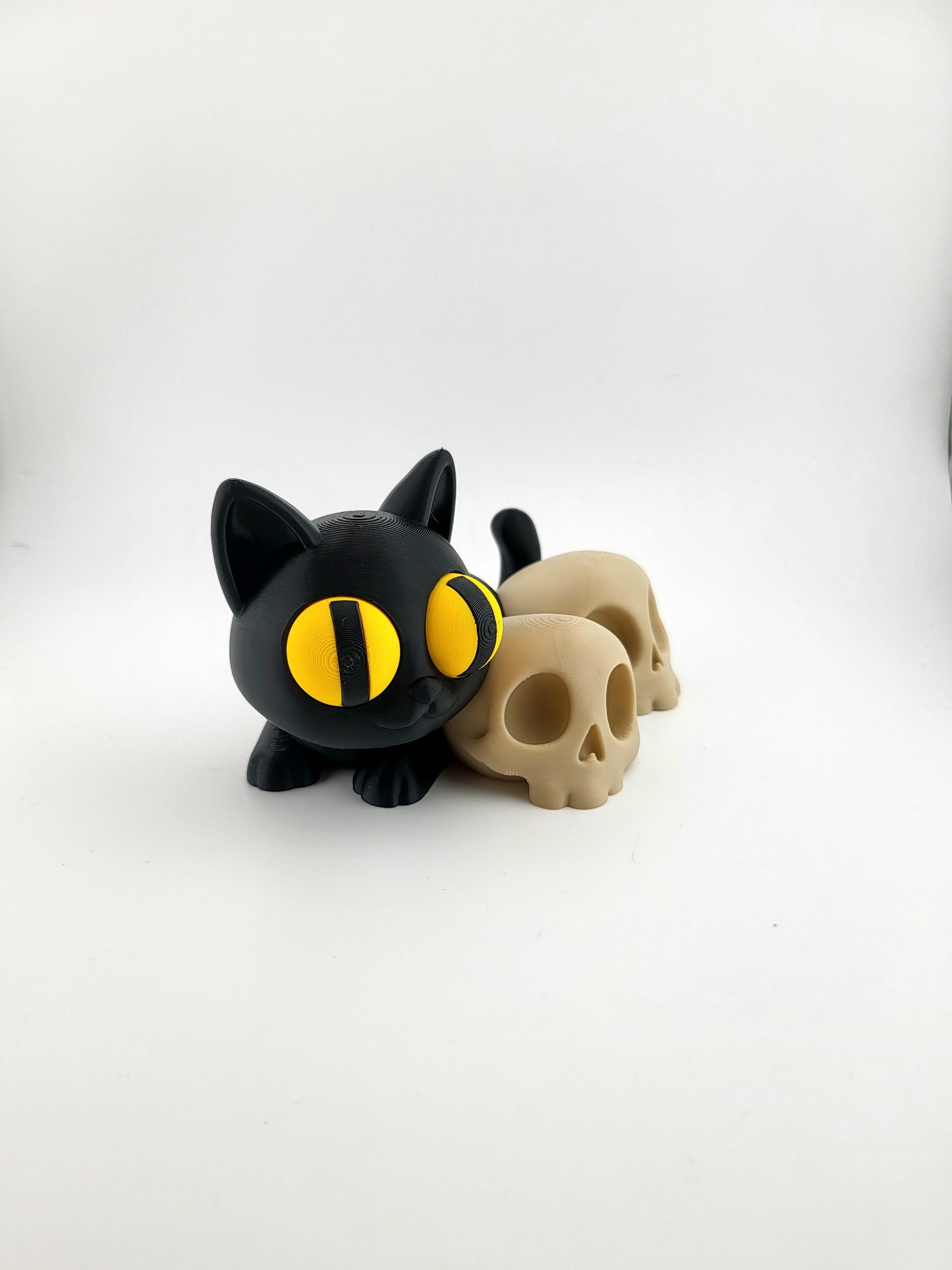 Katze mit Totenköpfen