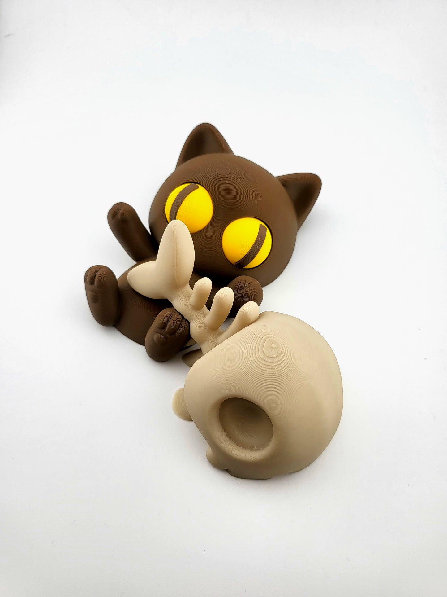 Liegende Katze mit Fischgrete