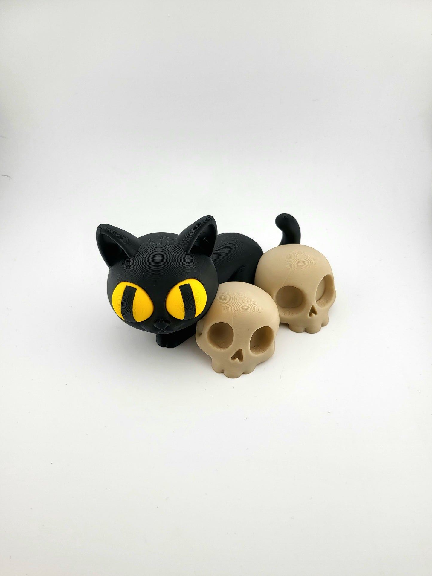 Katze mit Totenköpfen