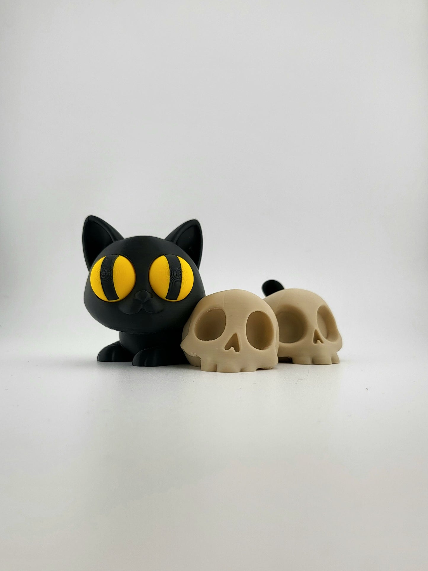 Katze mit Totenköpfen